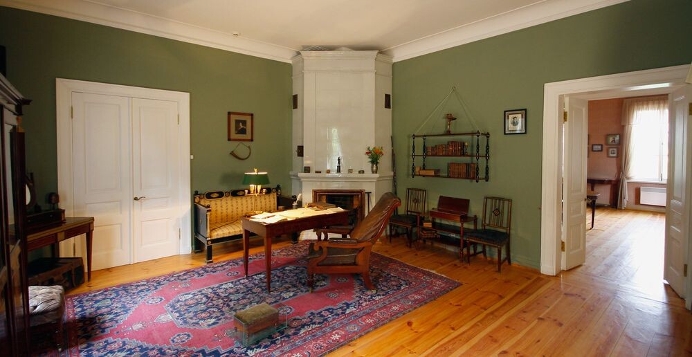 Такой могла быть обстановка. Реконструированный кабинет Пушкина, с сайта музея-заповедника