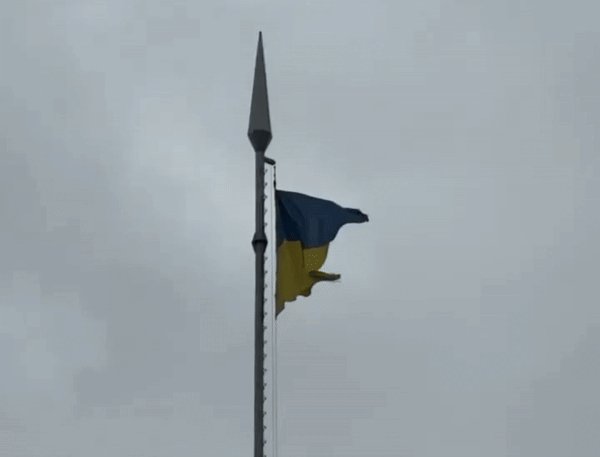    Украинский флаг в Запорожье превратился в рваную тряпку. Может, это знак, что пора совсем "убрать" Украину из Запорожской области? Видео: ТГ-канал "Царьград ТВ"