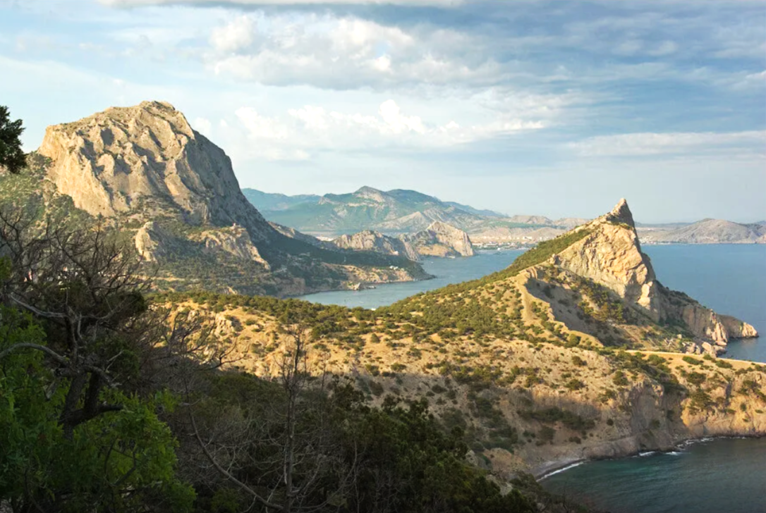 1. Южный берег Крыма- Горная страна. Слева гора Сокол в Новом свете с изображением горных вершин. (Фото:"Парадиз" Нового Света По тропинкам наших странствий Дзен")