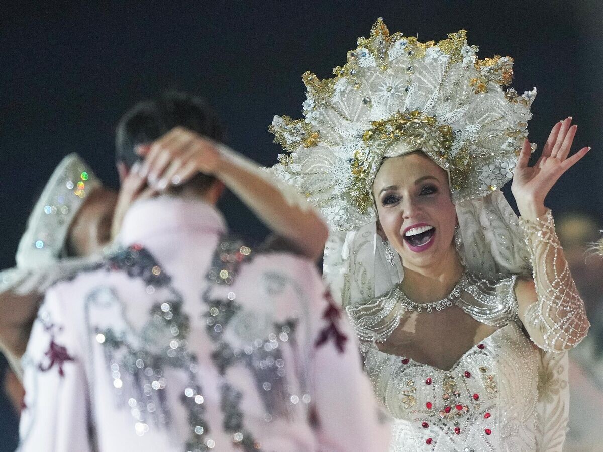    Татьяна Навка в роли Императрицы в ледовом шоу "Вечера на хуторе" © РИА Новости / Александр Вильф