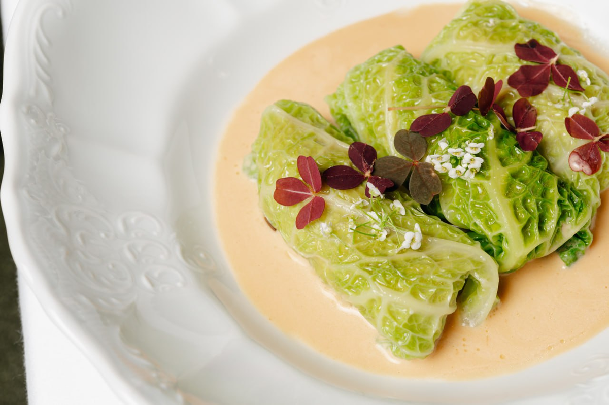 Фото: Голубцы из кролика со сливочным  соусом в ресторане Savoy