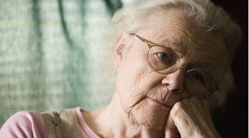 расстроенная бабушка