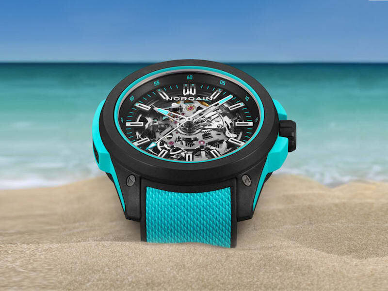 Часы Norqain Independence Wild One Turquoise в 42 мм корпусе из композитного углеродного материала со скелетонизированным циферблатом 