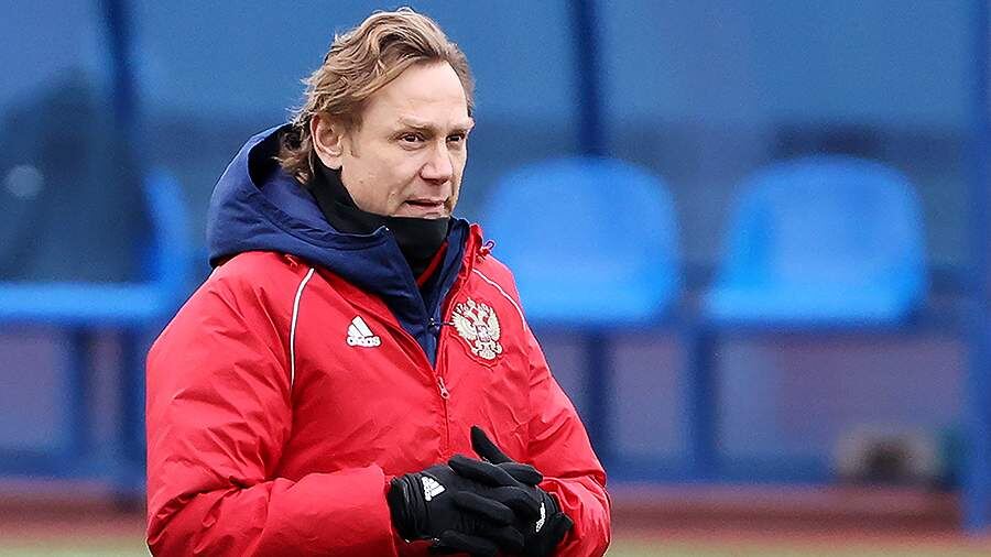 Главный тренер сборной России Валерий Карпин. Фото Известия 