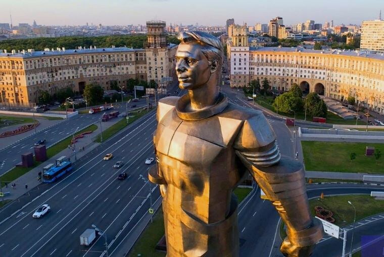 Памятник Гагарину в Москве на Ленинском проспекте (фото ТАСС)