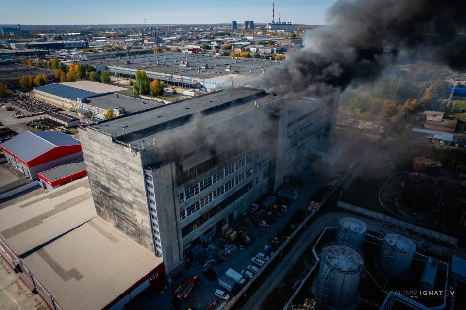    Пожар в здании мебельного комбината в Барнауле, 29 сентября 2024 года. Источник: Владимир Игнатов, vk.com/pso_barnaul