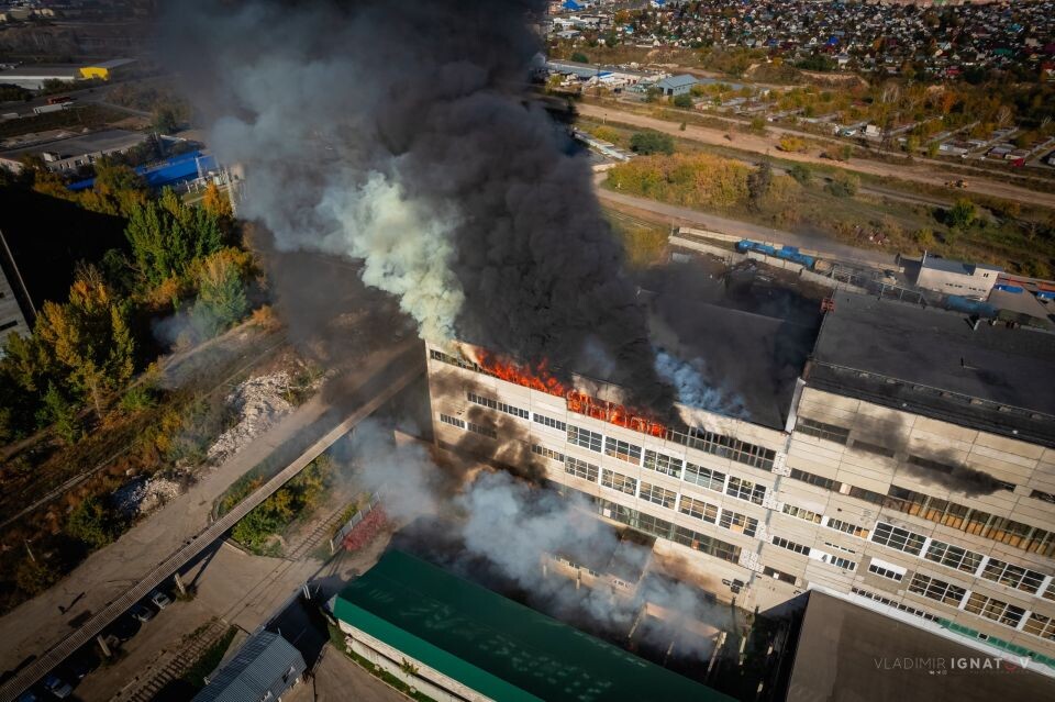    Пожар в здании мебельного комбината в Барнауле, 29 сентября 2024 года. Источник: Владимир Игнатов, vk.com/pso_barnaul