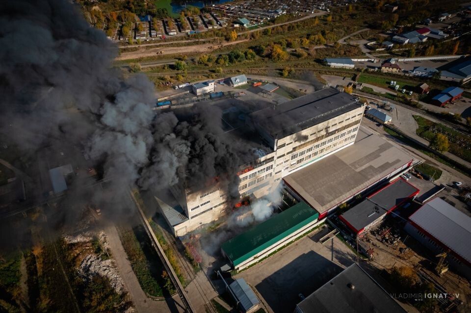    Пожар в здании мебельного комбината в Барнауле, 29 сентября 2024 года. Источник: Владимир Игнатов, vk.com/pso_barnaul