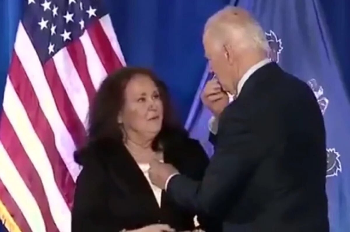    Байден уронил и облизнул медаль на церемонии вручения наград в Пенсильвании