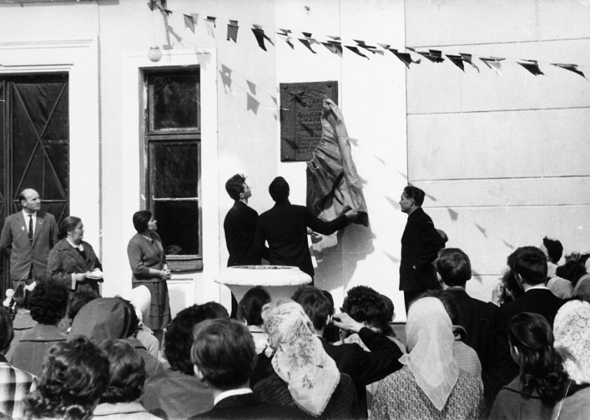 Открытие мемориала в школе №27 В.Смирнову, 1965 г.