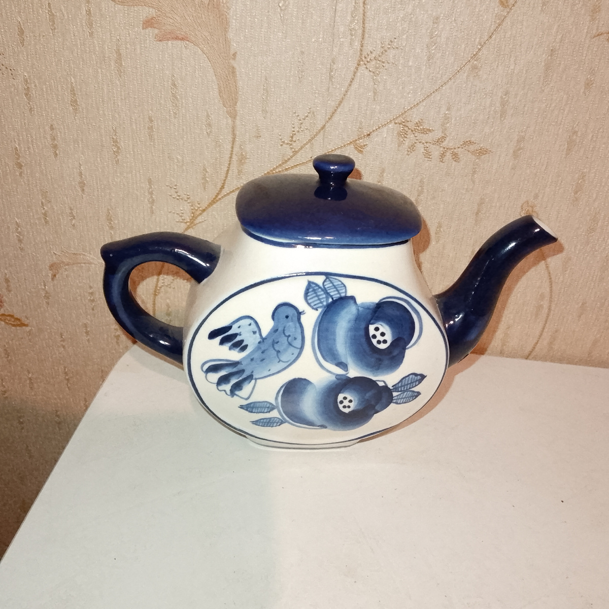 Чайничек, продала его за 300 рублей, и это даже хорошая цена, потому что остальная Гжель уходила за 150-200 р.