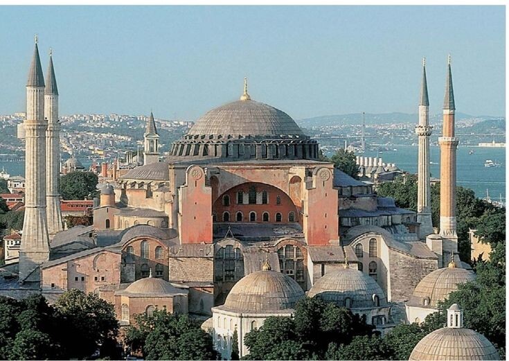 Собор Святой Софии в Константинополе (ныне мечеть Айя-София), ставший прототипом для Софийского собора в Киеве.