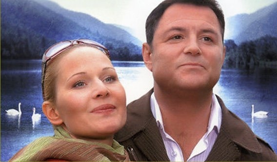 Супруги Ольга и Илья Красновы (А. Ивченко и М. Леонидов) 