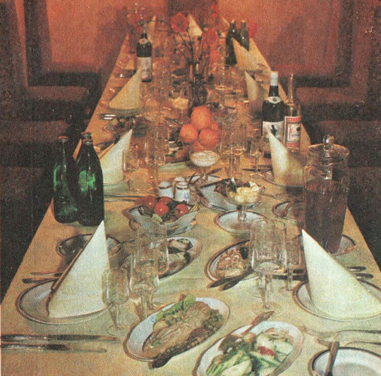 Стол накрыт. Фото из книги С. Лыба «Приём гостей»
