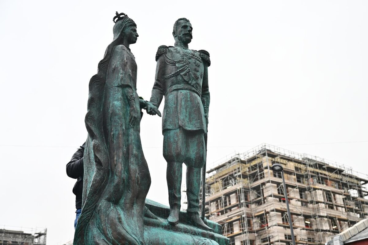    Открытие памятника великому князю Сергею Александровичу и его супруге Елизавете Фёдоровне у метро "Третьяковская". Монумент стоит рядом с Марфо-Мариинской обителью милосердия, основанной Елизаветой Фёдоровной. Автор монумента - Георгий Франгулян. Кристина Кормилицына. / © РИА "Новости".