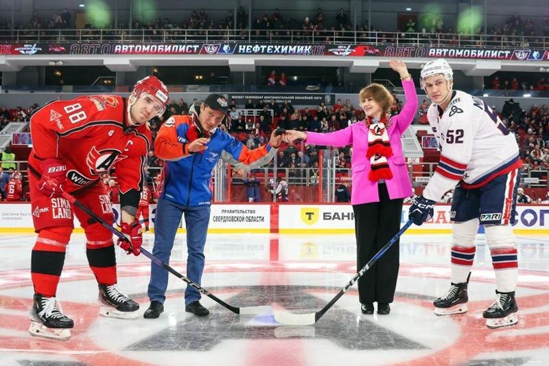    Пресс-служба ХК «Автомобилист»/символическое вбрасывание в честь Дня автомобилиста