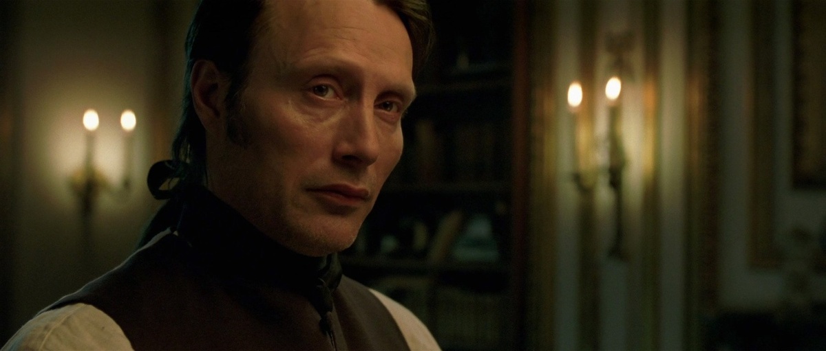 На пороге комнаты показался мужчина