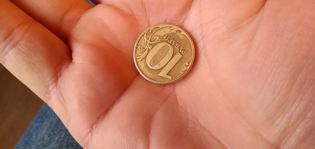 Монета в правой руке.