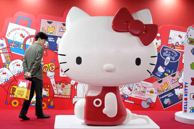 Hello Kitty — персонаж японской поп-культуры, изображается в виде антропоморфной белой кошки. Фото: Shuji Kajiyama/AP/TASS