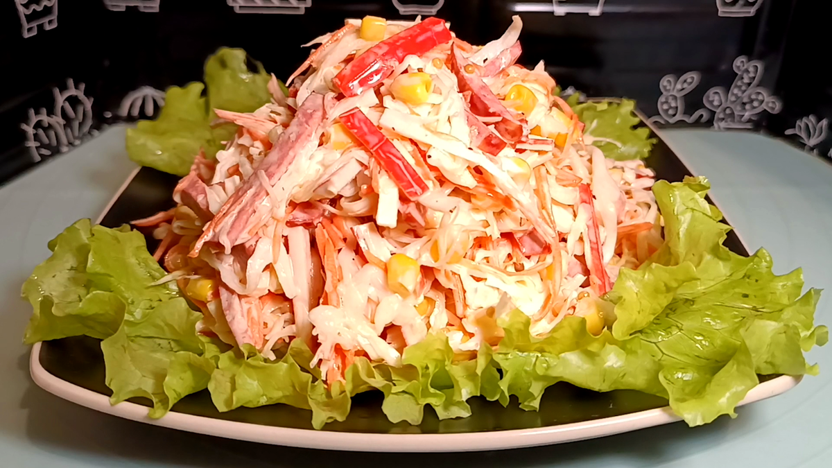 Салат с капустой, крабовыми палочками, колбасой и морковью