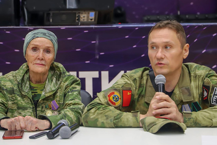    Летом 2022 года Акбулатов встретился с Пригожиным лично: «Мы с ним сидели за столом и разговаривали. Я ему назвал все свои статьи, среди которых была за бандитизм, и он сказал, что берет меня»