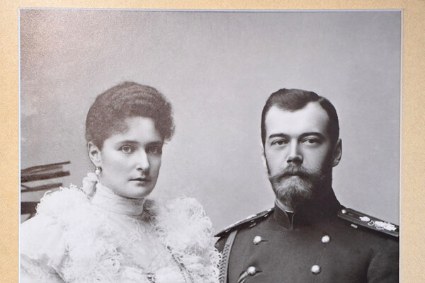    Фотография Императора Николая II и Императрицы Александры Федоровны в музее святой царской семьи в Екатеринбурге / Сергей Пятаков/РИА Новости