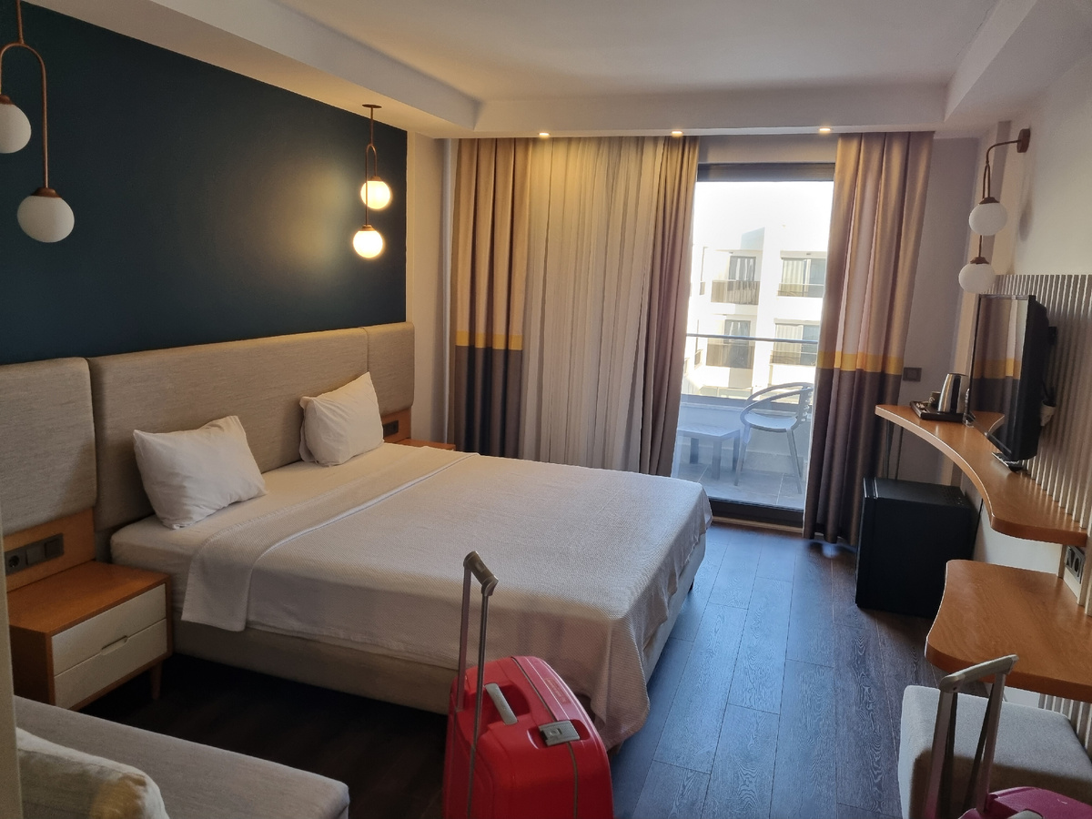 Где-то справа виден кусочек моря, если выйти на балкон