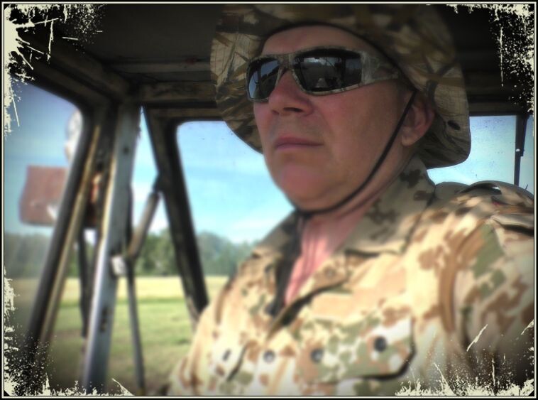 Фото автора лето 2022 года за рулём трактора в полях Сибири