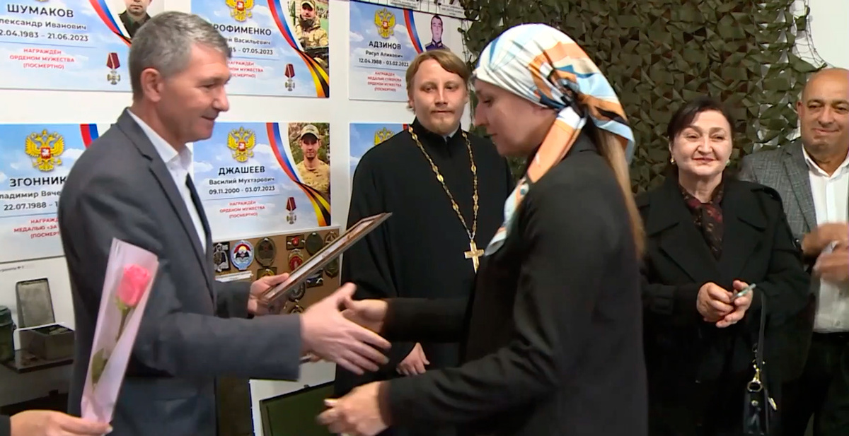 Альберт Дзугаев поблагодарил волонтеров за помощь, которую они оказывают одиноким людям и бойцам СВО