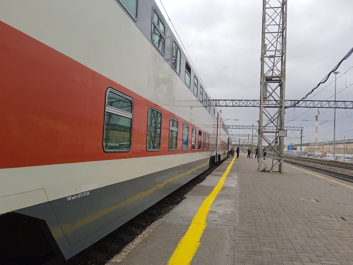 Уже не помню, что за станция. но то была небольшая стоянка длиною в  пять минут. Да, я традиционно вышла на "подышать воздухом" и сделать дежурное фото.