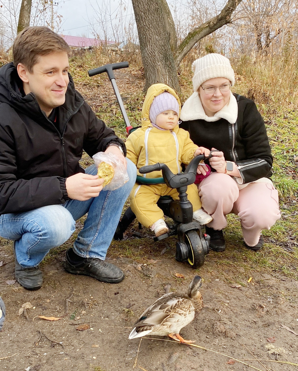 Регулярно подкармливают пернатых жители ближайших домов, принося остатки еды, в том числе и семья Тихоновых: Артём, Юлия и дочь Вика