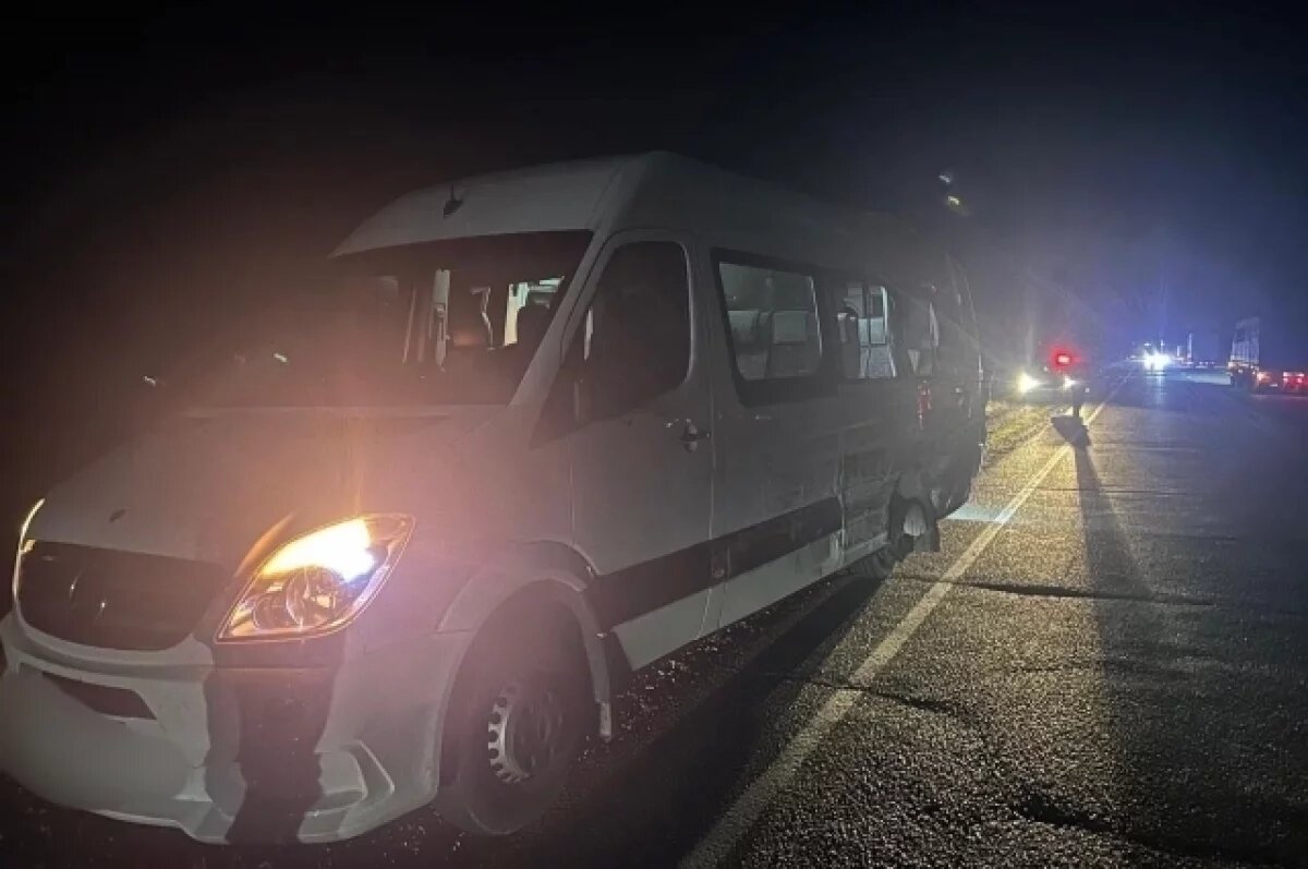    Два пассажира микроавтобуса погибли в ДТП с двумя фурами на Кубани