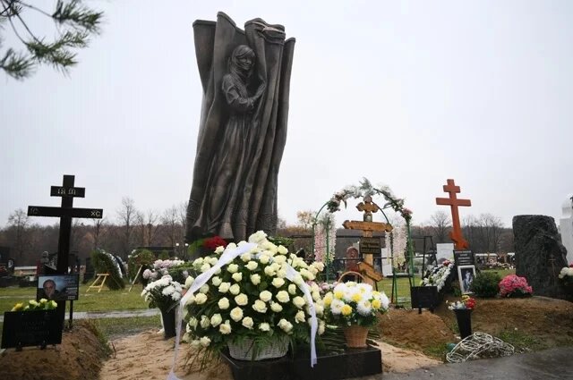    Что за памятник поставили Ирине Мирошниченко?