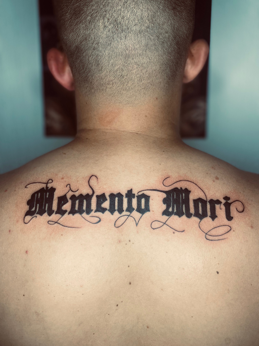 Перевод: «Помни о смерти» часто наносят воины