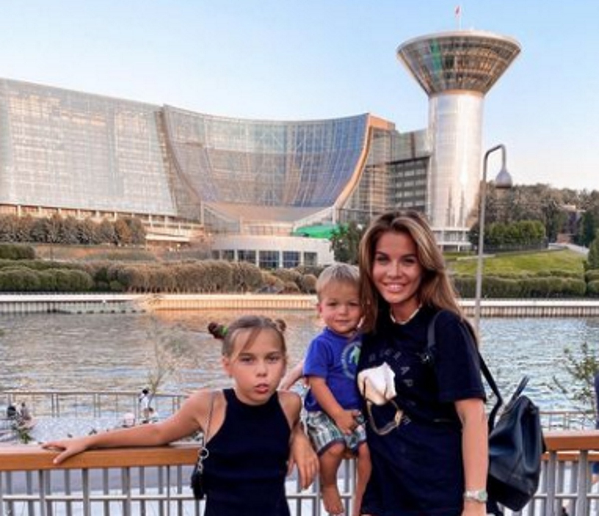 Саша Гозиас с дочкой Софией и сыном Михаилом. Фото: соцсети