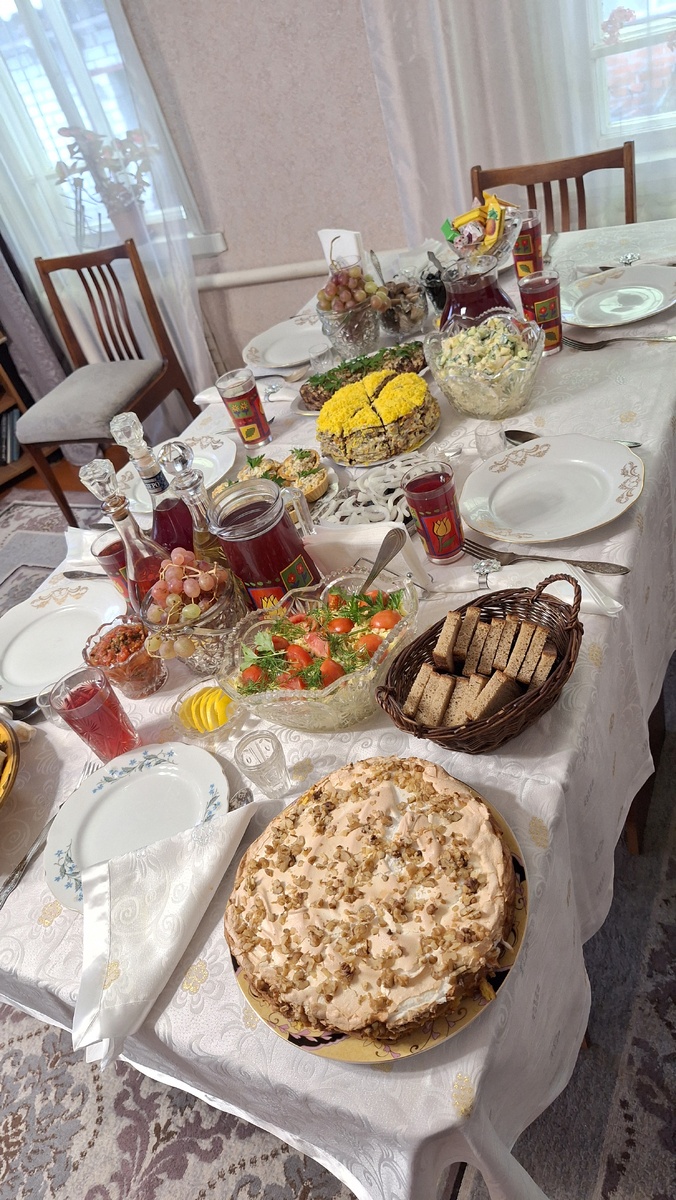 Вот такой столик накрыли