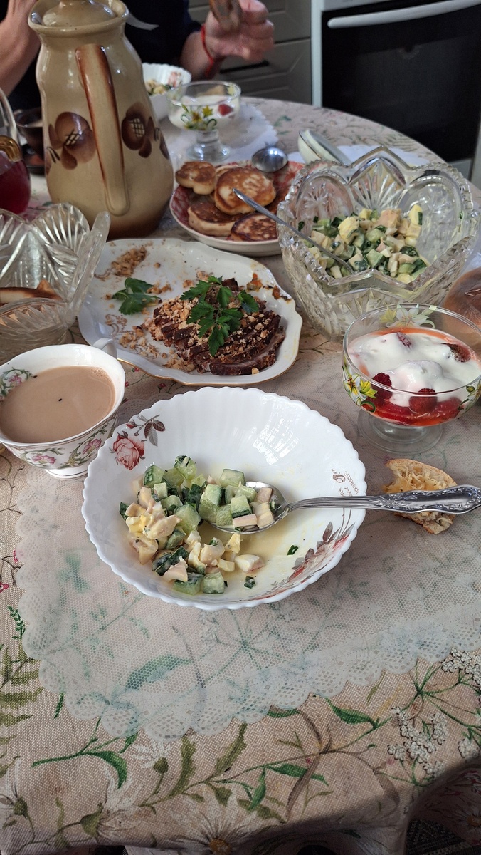 Завтрак как после нового года, доедаем вчерашнее и оладушки на помин, сегодня большая родительская суббота