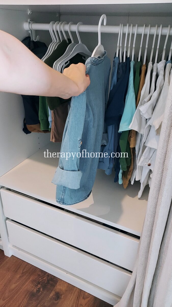 Штанга и ящики на высоте, комфортной для ребенка, а не на стандартной - для родителя. 
После 1-2 лет это уже важно