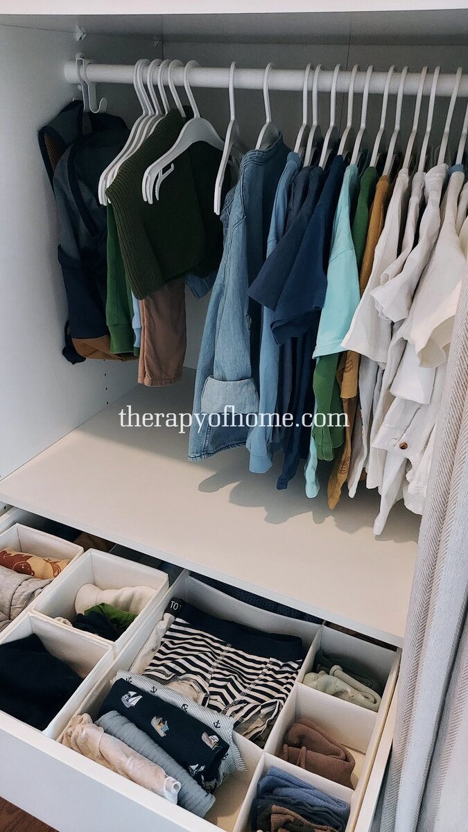 Штанга и ящики на высоте, комфортной для ребенка, а не на стандартной - для родителя. 
После 1-2 лет это уже важно