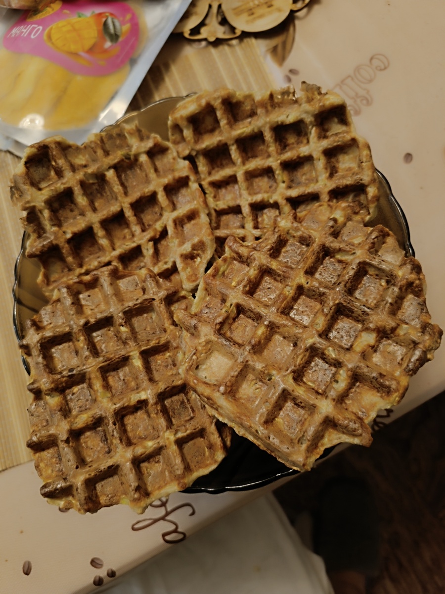 Полная миска вафель из кабачка с геркулесом