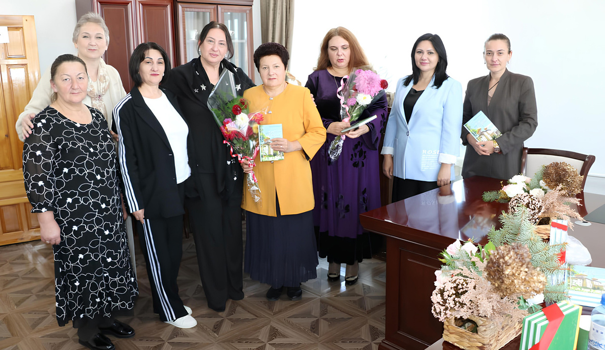 Участники встречи с виновницами торжества