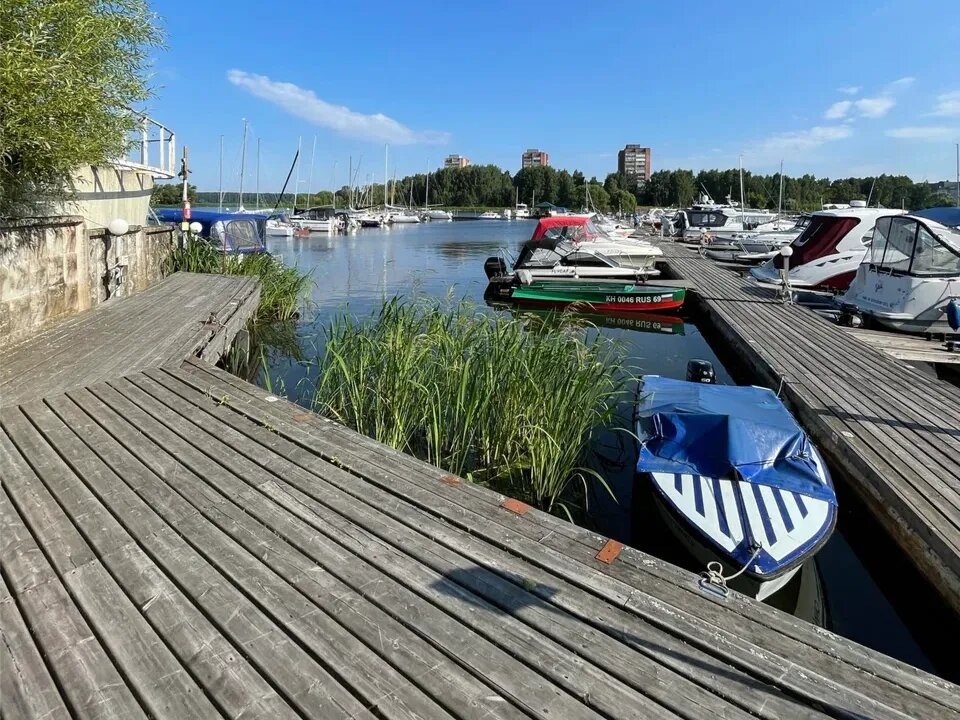 В городе работает лодочная станция, где можно причалить на речном транспорте и оставить его на хранение на сезон или целый год. Фото: денис курясев / Яндекс Карты