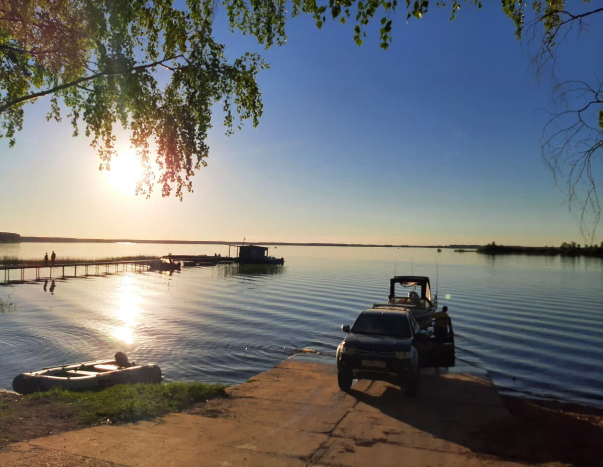 Выше по побережью встречается ещё одно хорошее место — деревня Противье. Здесь находится несколько рыболовных баз. Фото: Светлана Иванова / Яндекс Карты