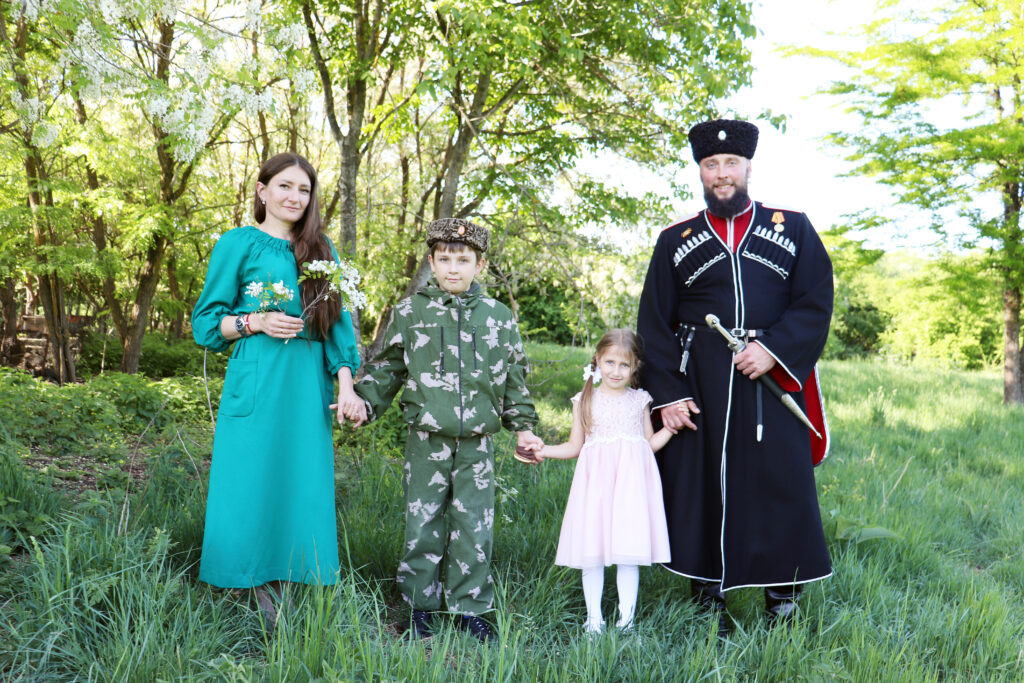 Супруги Сазоновы с детьми.