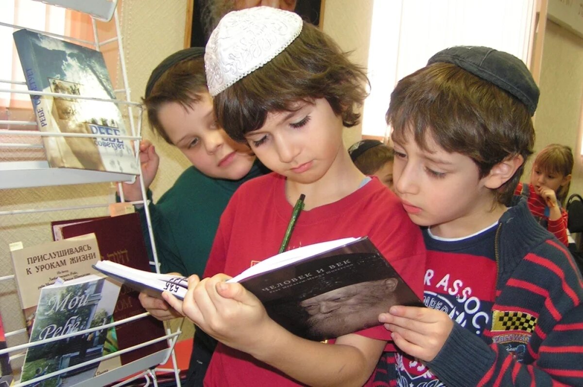    У общины есть своя школа, где учится около ста детей. Есть и детский сад.