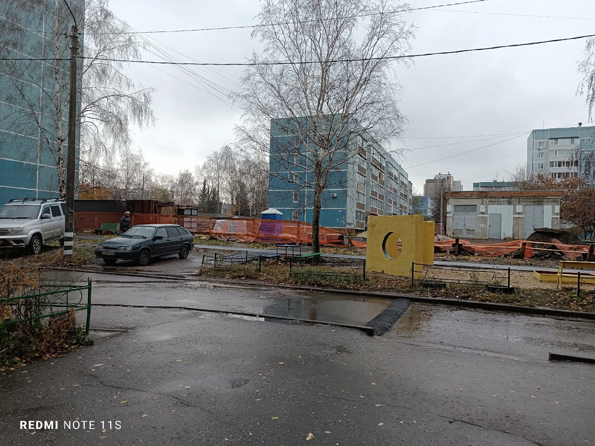 Ульяновск... Выходной... Пустые дворы и улицы. И даже водители маршруток не стремятся в этот день куда-то выходить... Это вам не Москва.