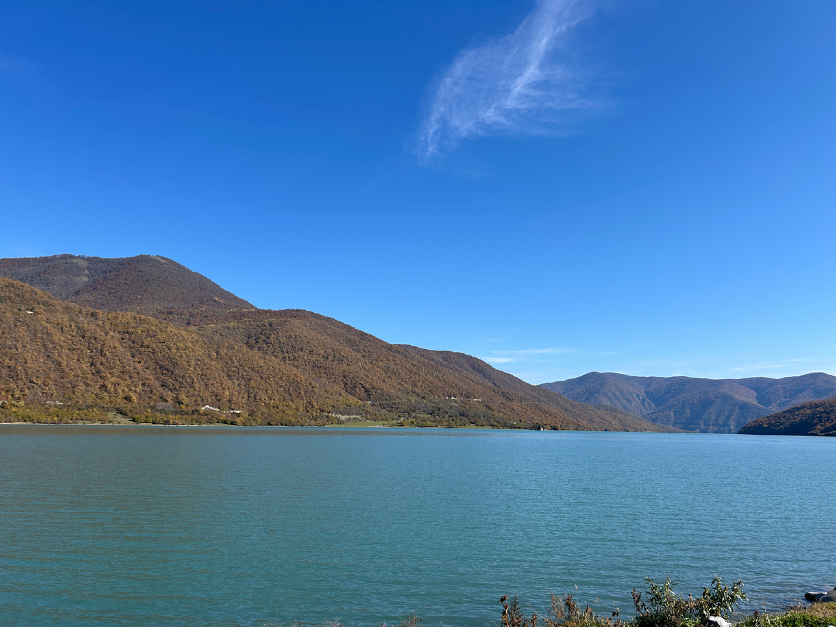Вид на Жинвальское водохранилище с парковки