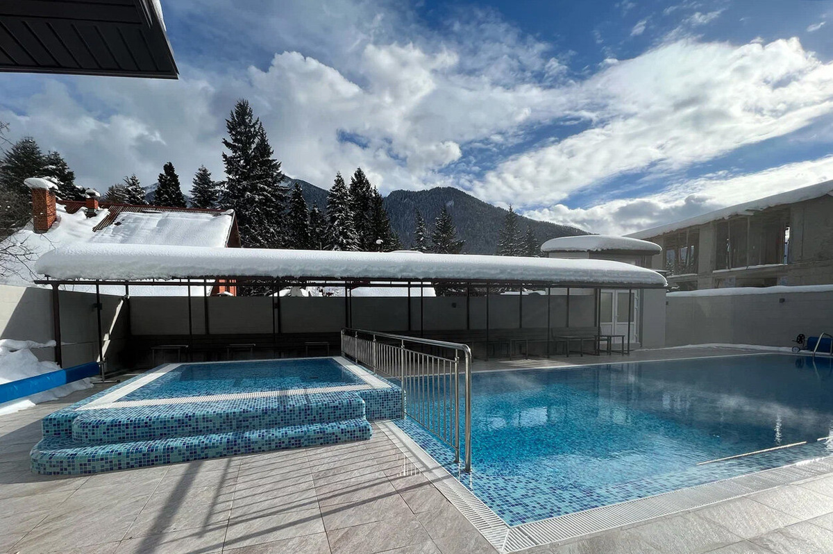 Купаться в бассейне можно даже зимой. Фото: Горная Кадриль Редэнс / Яндекс Путешествия 