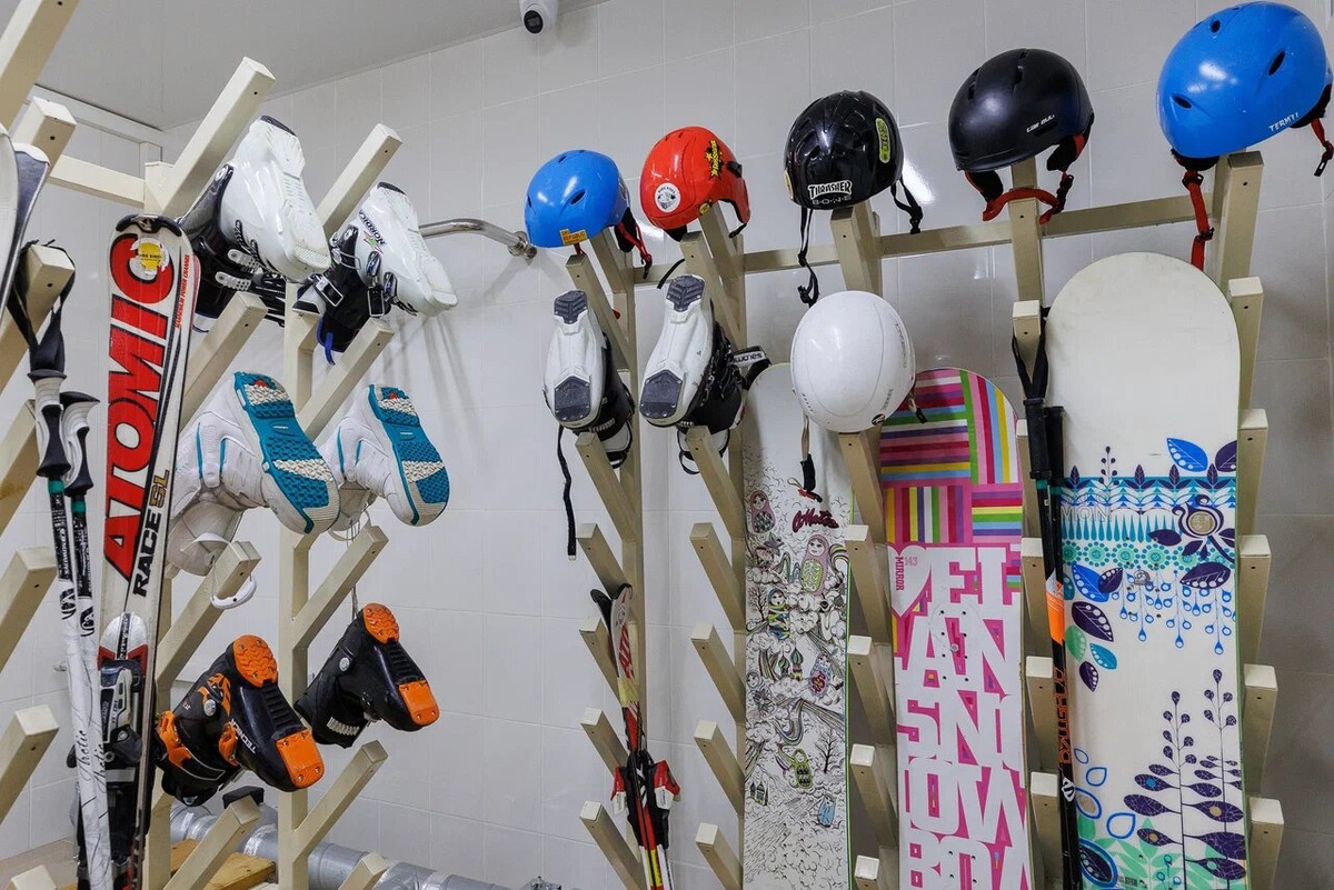 Своё горнолыжное оборудование гости отеля могут оставить в специальной комнате для сушки. Фото: Вальс цветов Редэнс / Яндекс Путешествия