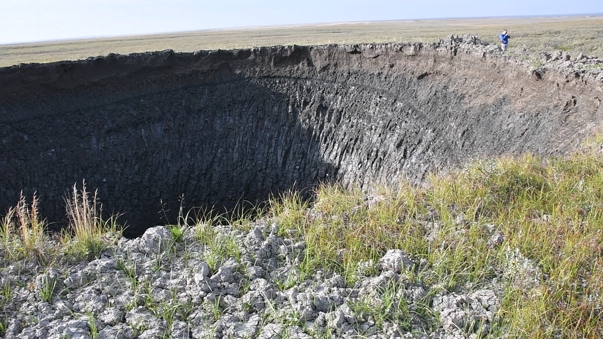 Кратер, образовавшийся после взрывного выброса природного газа на Ямале. Источник: Евгений Чувилин/Сколтех